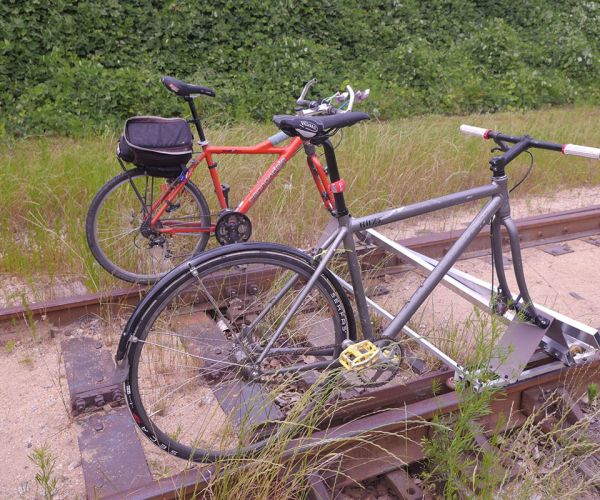 Επαναλειτουργία της σιδηροδρομικής γραμμής, όχι ποδηλατόδρομος αντί τρένων